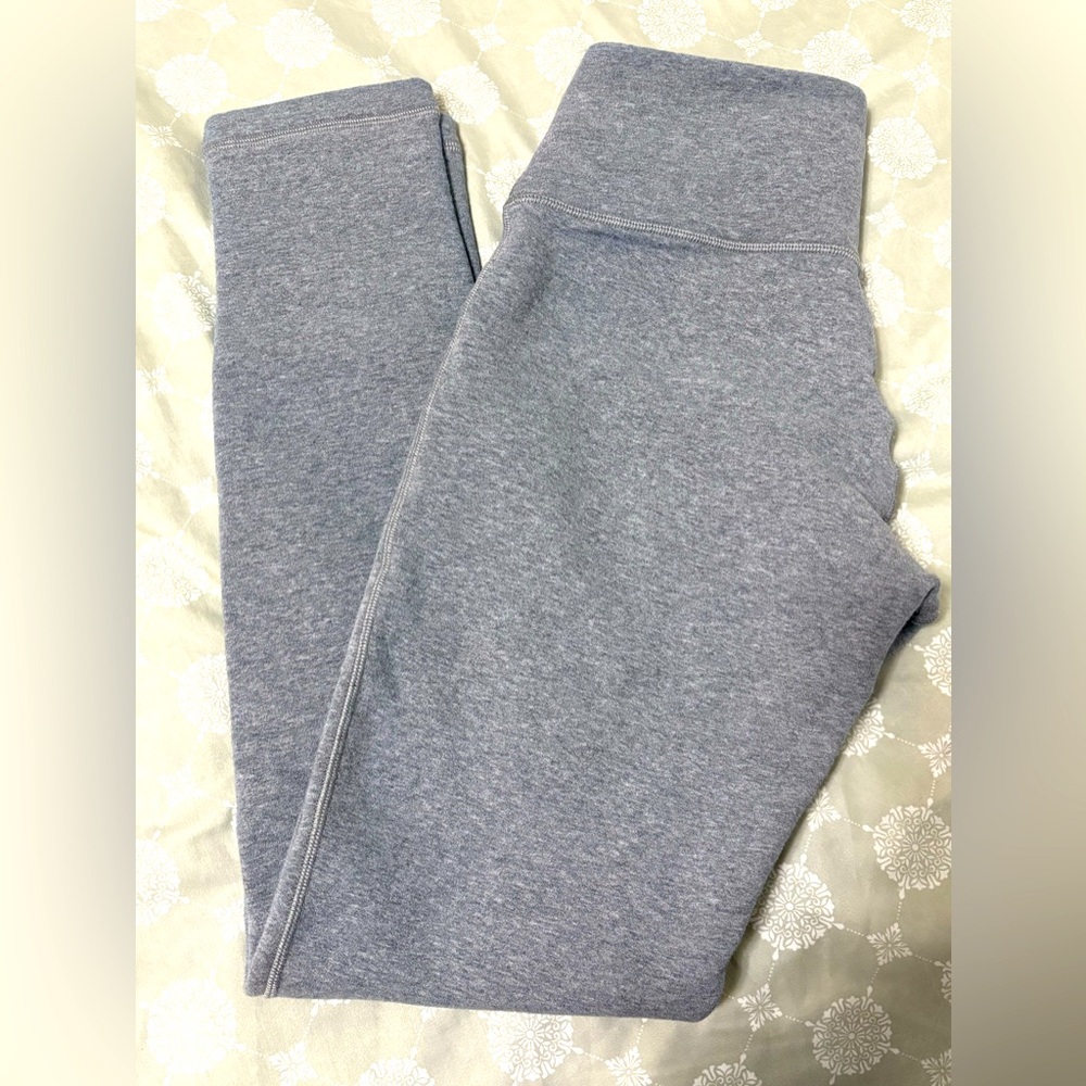 Lululemon leggings size 4 but it’s feet 6 color grey full length